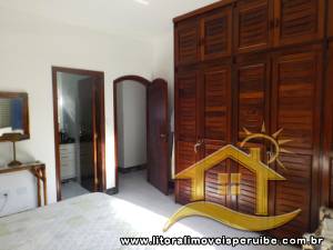 Casa - Térrea com 3 dormitórios (sendo 2 suite(s)) a 600,00 metros praia.