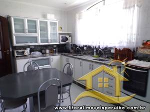 Casa - Térrea com 3 dormitórios (sendo 2 suite(s)) a 600,00 metros praia.