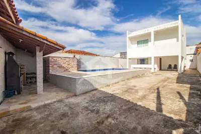 Casa - Assobradada com 4 dormitórios (sendo 1 suite(s)) a 900,00 metros praia.