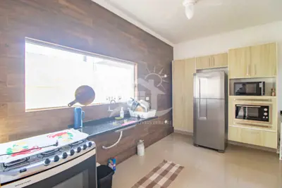 Casa - Assobradada com 4 dormitórios (sendo 1 suite(s)) a 900,00 metros praia.
