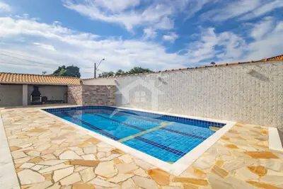 Casa - Assobradada com 4 dormitórios (sendo 1 suite(s)) a 900,00 metros praia.