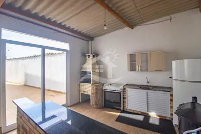 Casa - Assobradada com 4 dormitórios (sendo 1 suite(s)) a 900,00 metros praia.