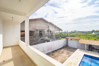 Casa - Assobradada com 4 dormitórios (sendo 1 suite(s)) a 900,00 metros praia.
