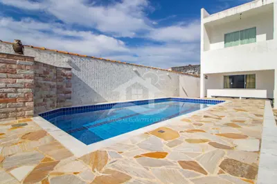Casa - Assobradada com 4 dormitórios (sendo 1 suite(s)) a 900,00 metros praia.