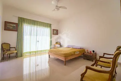 Casa - Assobradada com 4 dormitórios (sendo 1 suite(s)) a 900,00 metros praia.