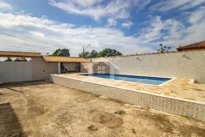 Casa - Assobradada com 4 dormitórios (sendo 1 suite(s)) a 900,00 metros praia.