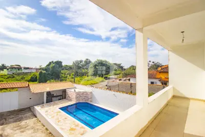 Casa - Assobradada com 4 dormitórios (sendo 1 suite(s)) a 900,00 metros praia.