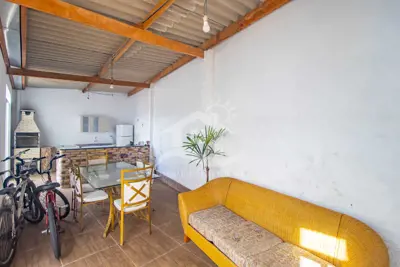 Casa - Assobradada com 4 dormitórios (sendo 1 suite(s)) a 900,00 metros praia.