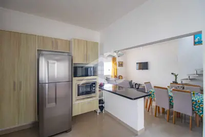 Casa - Assobradada com 4 dormitórios (sendo 1 suite(s)) a 900,00 metros praia.