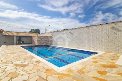 Casa - Assobradada com 4 dormitórios (sendo 1 suite(s)) a 900,00 metros praia.