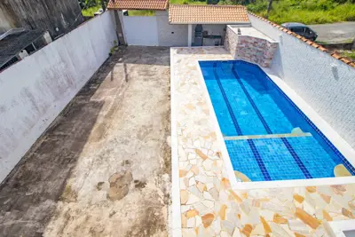 Casa - Assobradada com 4 dormitórios (sendo 1 suite(s)) a 900,00 metros praia.