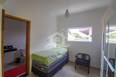 Casa - Assobradada com 4 dormitórios (sendo 1 suite(s)) a 900,00 metros praia.