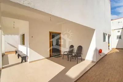 Casa - Assobradada com 4 dormitórios (sendo 1 suite(s)) a 900,00 metros praia.
