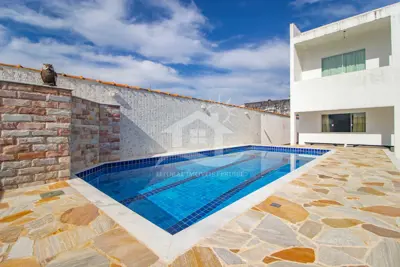 Casa - Assobradada com 4 dormitórios (sendo 1 suite(s)) a 900,00 metros praia.