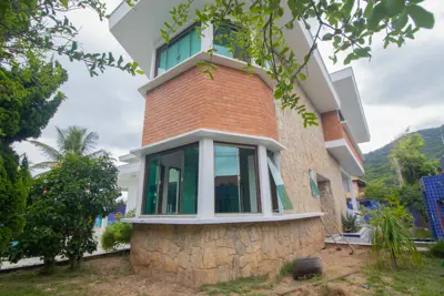 Casa - Sobrado Triplex com 7 dormitórios (sendo 7 suite(s)) a 50,00 metros praia.