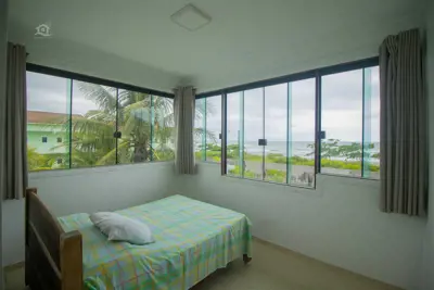 Casa - Sobrado Triplex com 7 dormitórios (sendo 7 suite(s)) a 50,00 metros praia.