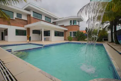 Casa - Sobrado Triplex com 7 dormitórios (sendo 7 suite(s)) a 50,00 metros praia.