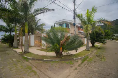 Casa - Sobrado Triplex com 7 dormitórios (sendo 7 suite(s)) a 50,00 metros praia.