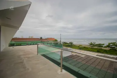 Casa - Sobrado Triplex com 7 dormitórios (sendo 7 suite(s)) a 50,00 metros praia.