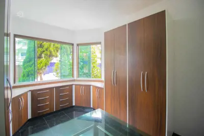 Casa - Sobrado Triplex com 7 dormitórios (sendo 7 suite(s)) a 50,00 metros praia.