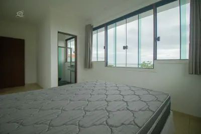 Casa - Sobrado Triplex com 7 dormitórios (sendo 7 suite(s)) a 50,00 metros praia.