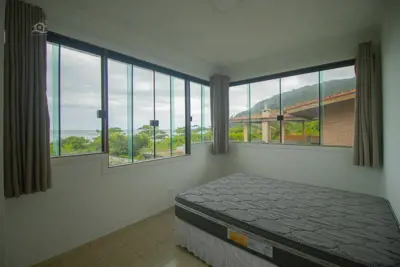 Casa - Sobrado Triplex com 7 dormitórios (sendo 7 suite(s)) a 50,00 metros praia.