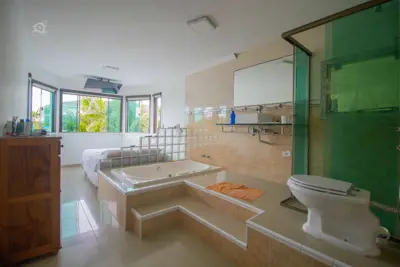 Casa - Sobrado Triplex com 7 dormitórios (sendo 7 suite(s)) a 50,00 metros praia.