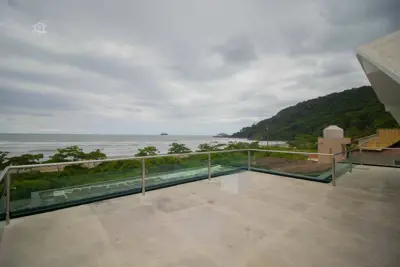 Casa - Sobrado Triplex com 7 dormitórios (sendo 7 suite(s)) a 50,00 metros praia.