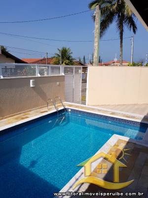 Casa - Térrea com 3 quartos (sendo 1 suite(s)) a 200,00 metros praia.