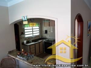 Casa - Térrea com 3 quartos (sendo 1 suite(s)) a 200,00 metros praia.