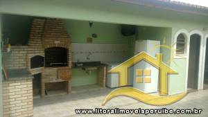 Casa - Térrea com 3 quartos (sendo 1 suite(s)) a 200,00 metros praia.