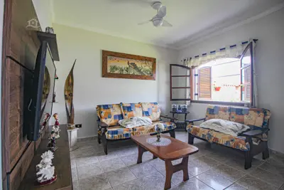 Casa - Térrea com 3 dormitórios (sendo 1 suite(s)) a 800,00 metros praia.