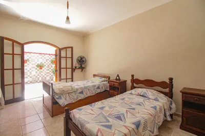 Casa - Térrea com 3 dormitórios (sendo 1 suite(s)) a 800,00 metros praia.