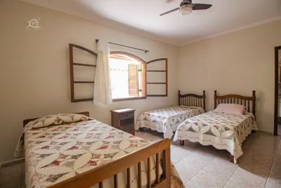 Casa - Térrea com 3 dormitórios (sendo 1 suite(s)) a 800,00 metros praia.