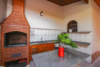 Casa - Térrea com 3 dormitórios (sendo 1 suite(s)) a 800,00 metros praia.