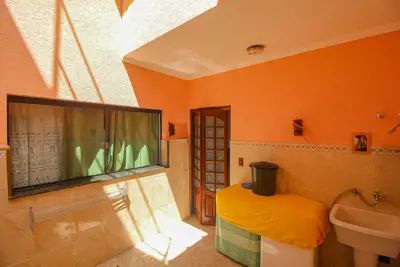 Casa - Térrea com 3 dormitórios (sendo 1 suite(s)) a 800,00 metros praia.