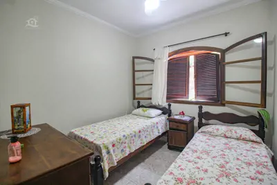 Casa - Térrea com 3 dormitórios (sendo 1 suite(s)) a 800,00 metros praia.