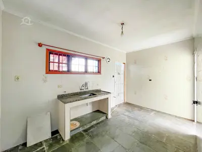 Casa - Térrea com 3 dormitórios (sendo 1 suite(s)) a 700,00 metros praia.