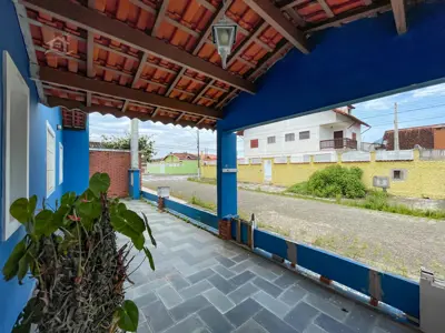 Casa - Térrea com 3 dormitórios (sendo 1 suite(s)) a 700,00 metros praia.