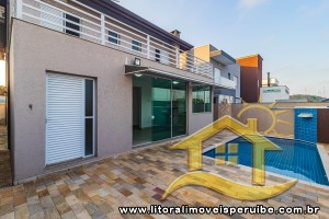 Casa - Sobrado com 4 dormitórios (sendo 3 suite(s)) a 1000 metros praia.