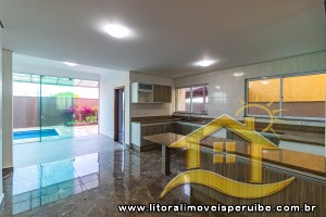 Casa - Sobrado com 4 dormitórios (sendo 3 suite(s)) a 1000 metros praia.
