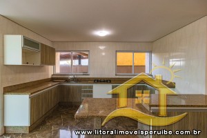Casa - Sobrado com 4 dormitórios (sendo 3 suite(s)) a 1000 metros praia.