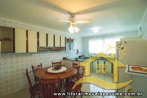 Casa - Sobrado com 5 quartos (sendo 3 suite(s)) a 400,00 metros praia.