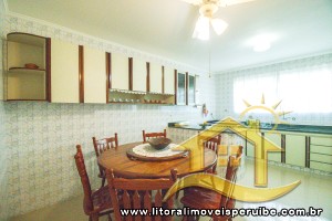 Casa - Sobrado com 5 quartos (sendo 3 suite(s)) a 400,00 metros praia.