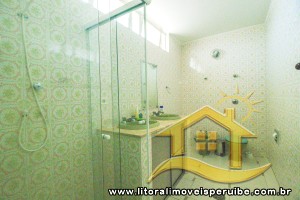 Casa - Sobrado com 5 quartos (sendo 3 suite(s)) a 400,00 metros praia.