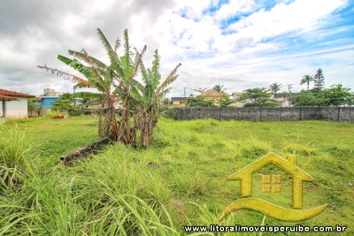 Terreno - Amplo com 0 dormitórios (sendo 0 suite(s)) a 300,00 metros praia.