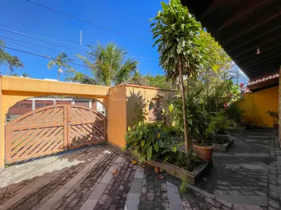 Casa - Sobrado com 4 quartos (sendo 1 suite(s)) a 0,00 metros praia.
