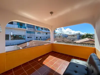 Casa - Sobrado com 4 quartos (sendo 1 suite(s)) a 0,00 metros praia.