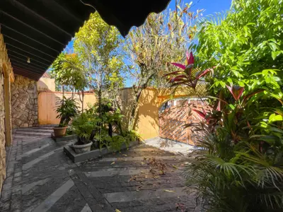 Casa - Sobrado com 4 quartos (sendo 1 suite(s)) a 0,00 metros praia.