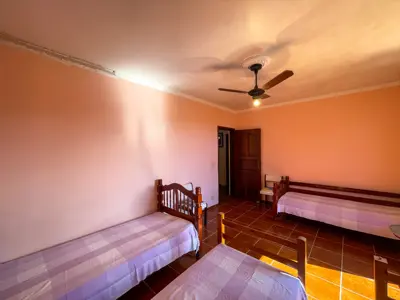 Casa - Sobrado com 4 quartos (sendo 1 suite(s)) a 0,00 metros praia.